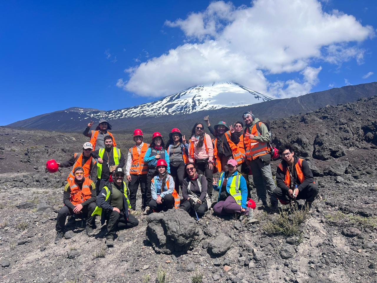 Aprendizaje en terreno: Estudiantes de Geología de la UST realizan expedición al Volcán Antuco