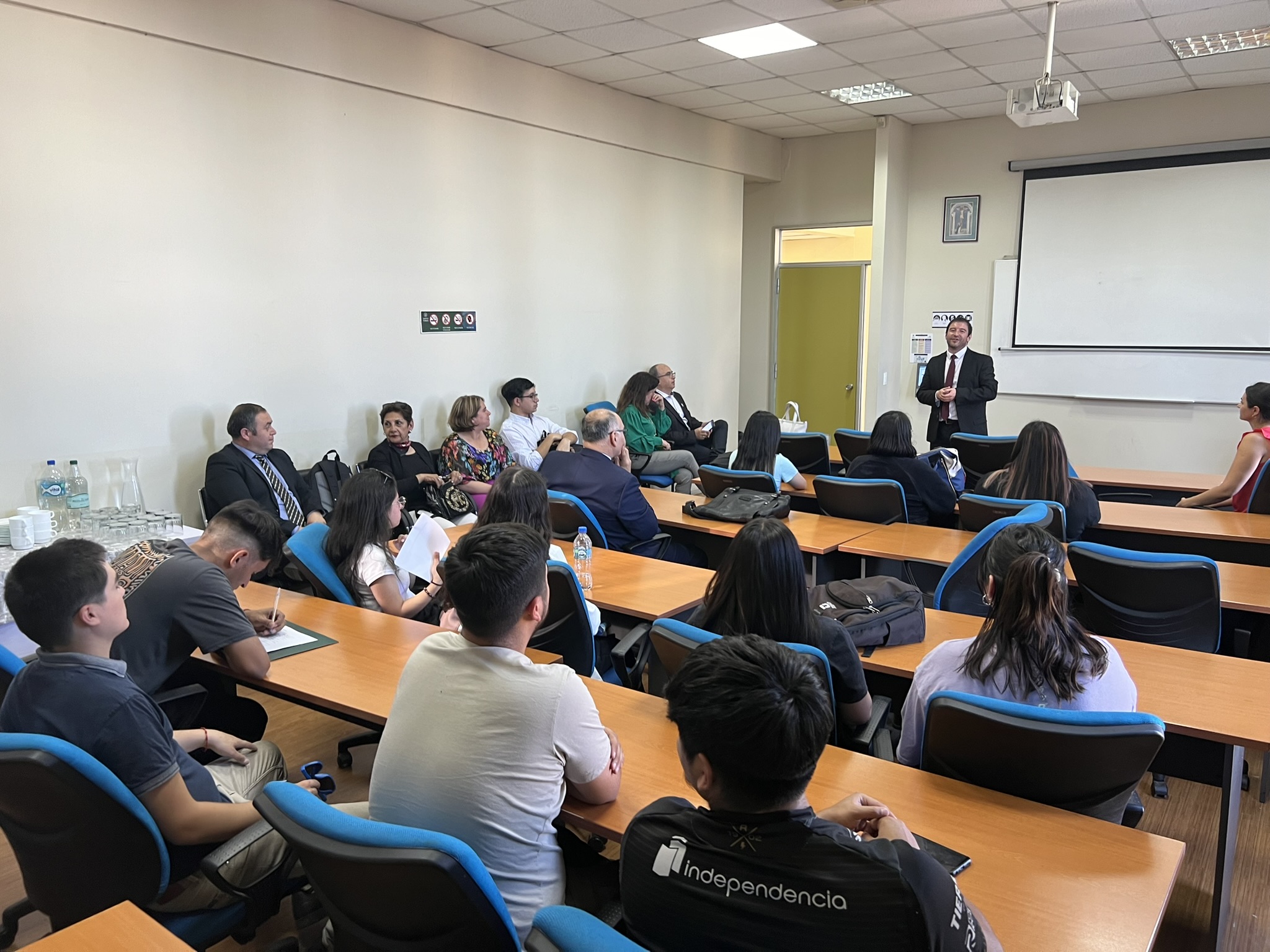 Estudiantes y egresados de Santo Tomás Talca dialogan sobre género e igualdad de oportunidades con Seremis del Maule