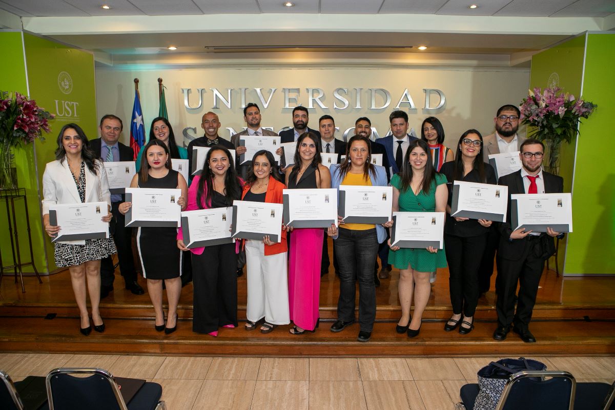 Universidad Santo Tomás entregó diplomas a 121 egresados de los programas de magíster 2023