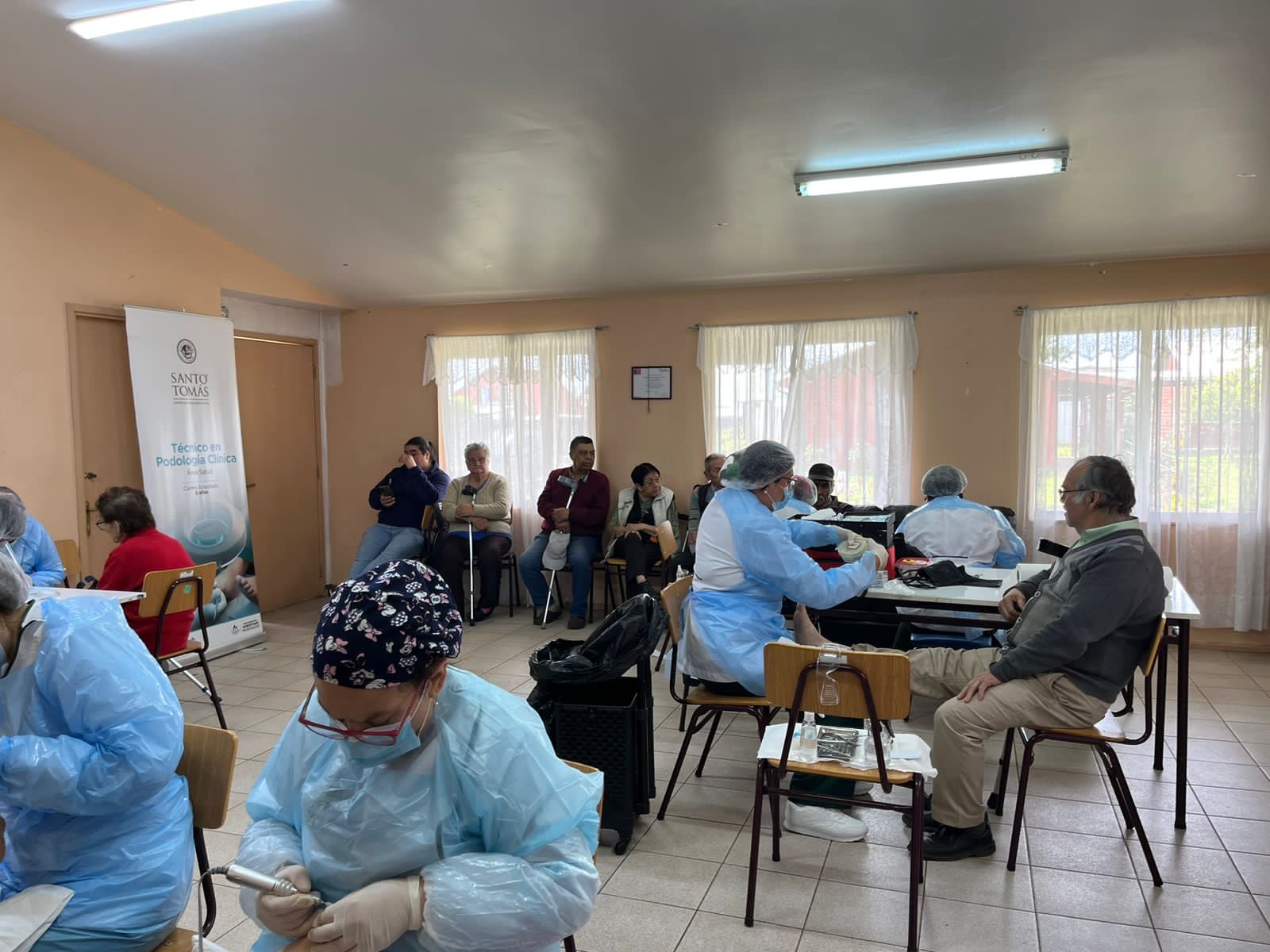 Estudiantes de Técnico en Podología Clínica del CFT realizaron atenciones a personas mayores de Purranque