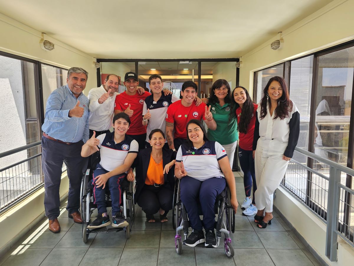 Rectora Claudia Peirano reconoce a deportistas de Santo Tomás tras destacada participación en Santiago 2023