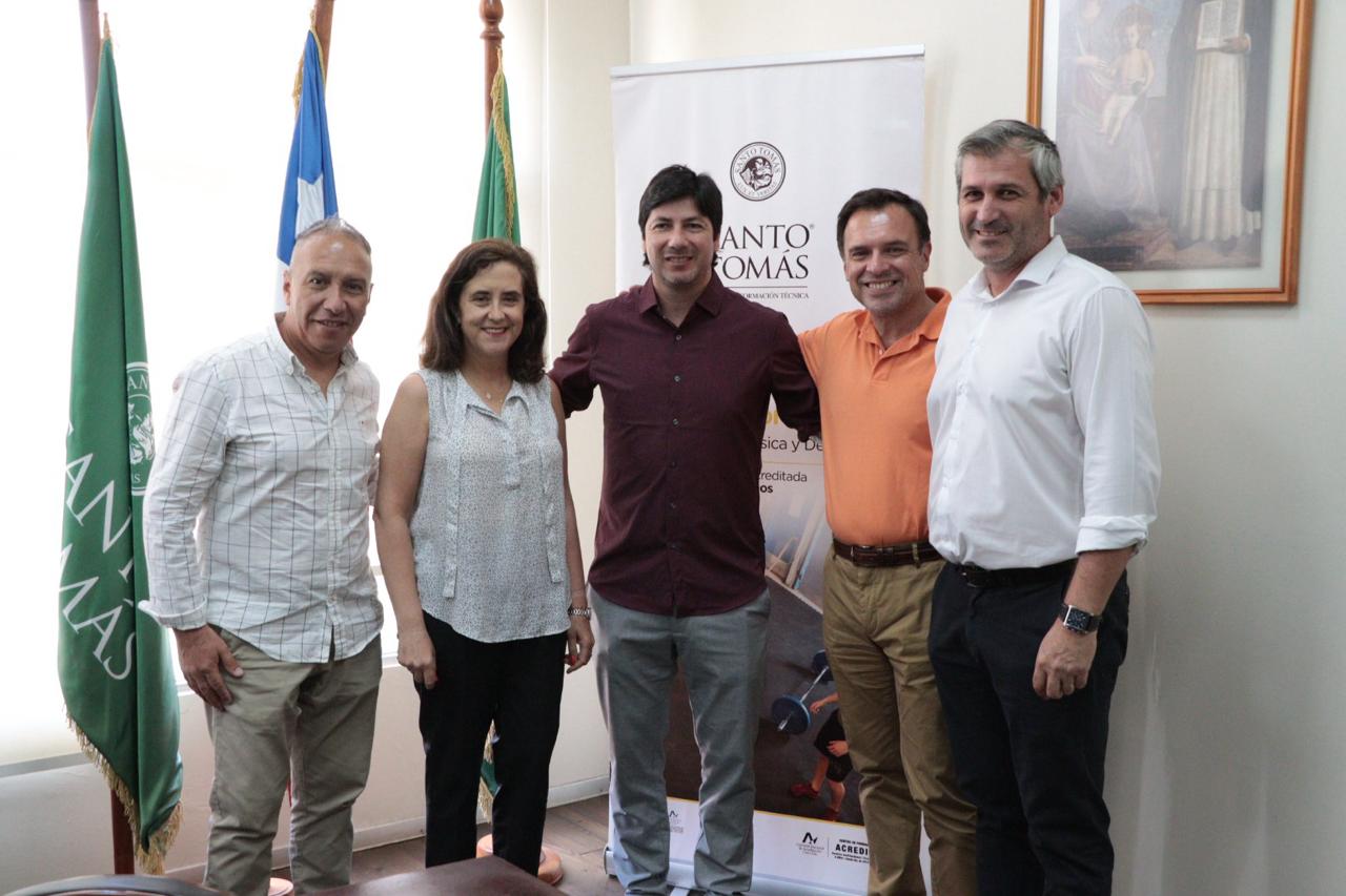 CFT Santo Tomás Talca y Club Deportes Linares firman acuerdo de colaboración que permitirá el desarrollo profesional de estudiantes