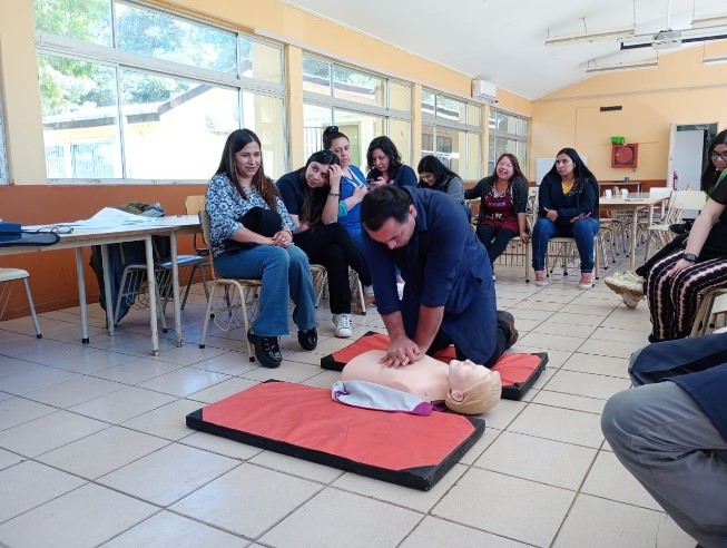 Estudiantes de Enfermería UST Los Ángeles capacitan en manejo de paro cardiorrespiratorio en Escuelas y Liceos