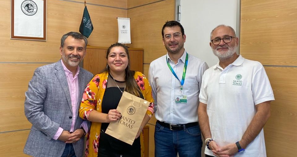 Tomasina de la Sede Santiago Centro recibe premio por participar en Encuesta de Egresados