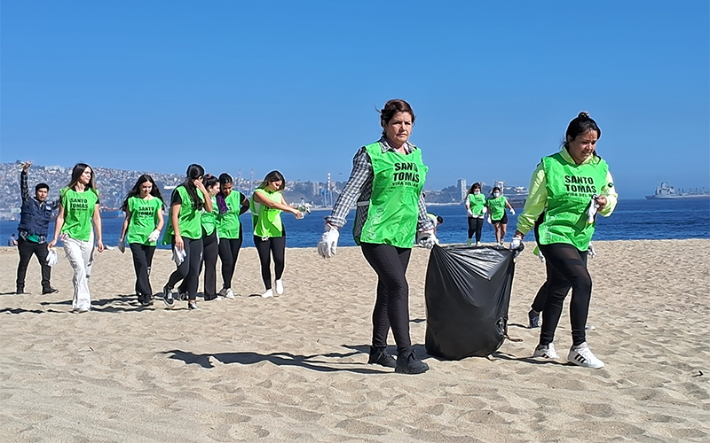 Limpieza de playa Caleta Portales pone fin a las actividades de “Mechoneo Solidario” en Santo Tomás Viña del Mar