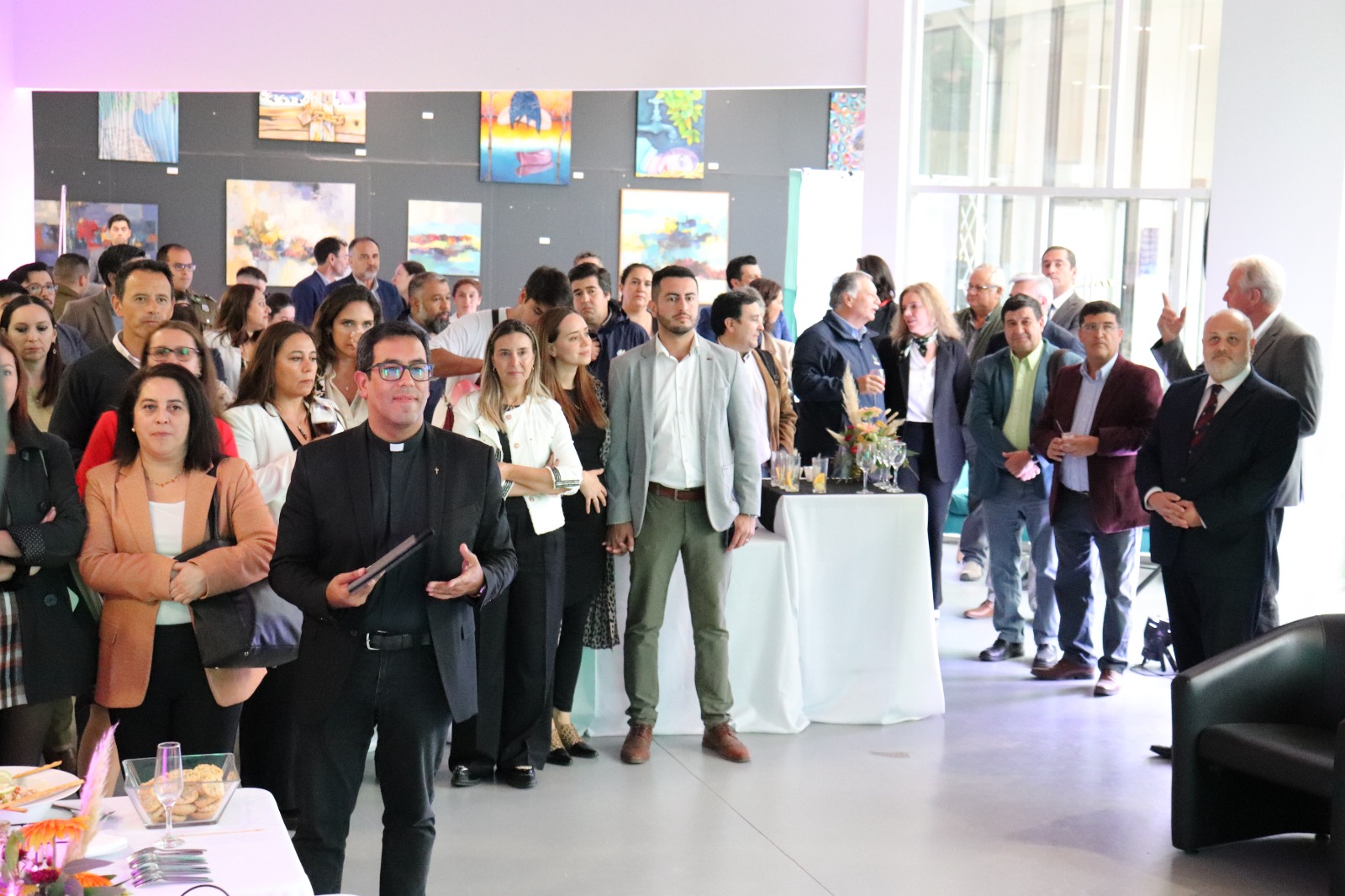 Santo Tomás Los Ángeles celebró  40 años del sello tomasino con presentación del libro "Tú Puedes"