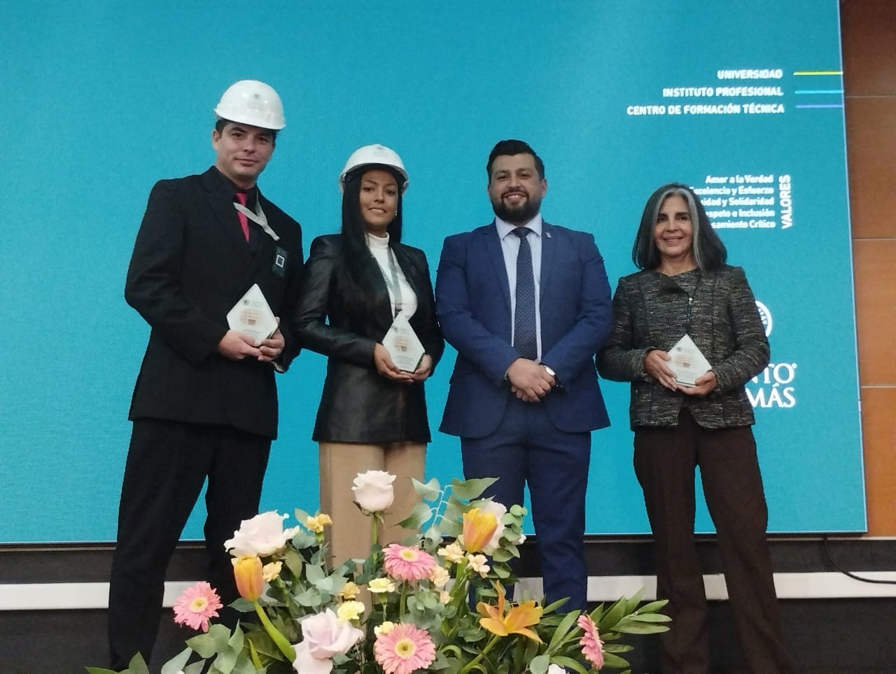 Estudiantes de Técnico en Construcciones Civiles de Santo Tomás Los Ángeles reciben sus Cascos Blancos