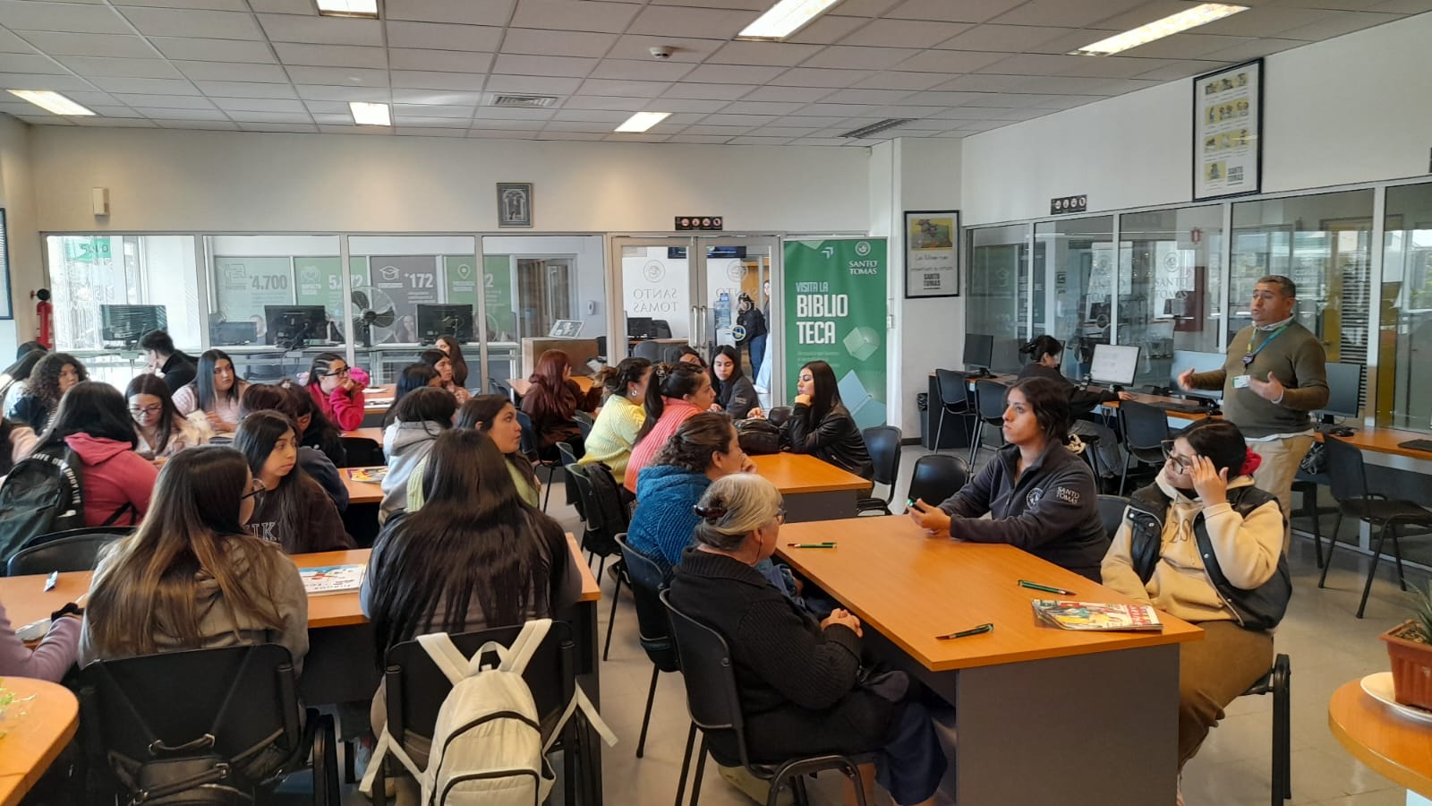 Sede Curicó realiza inducción a la biblioteca para alumnos nuevos 2024