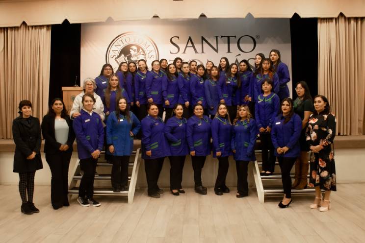 26 estudiantes de la carrera de Técnico en Educación Parvularia, 1° y 2° básico de Santo Tomás Copiapó fueron investidos