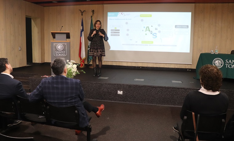 Expertos en investigación e innovación educativa de Santo Tomás brindaron capacitación en Antofagasta