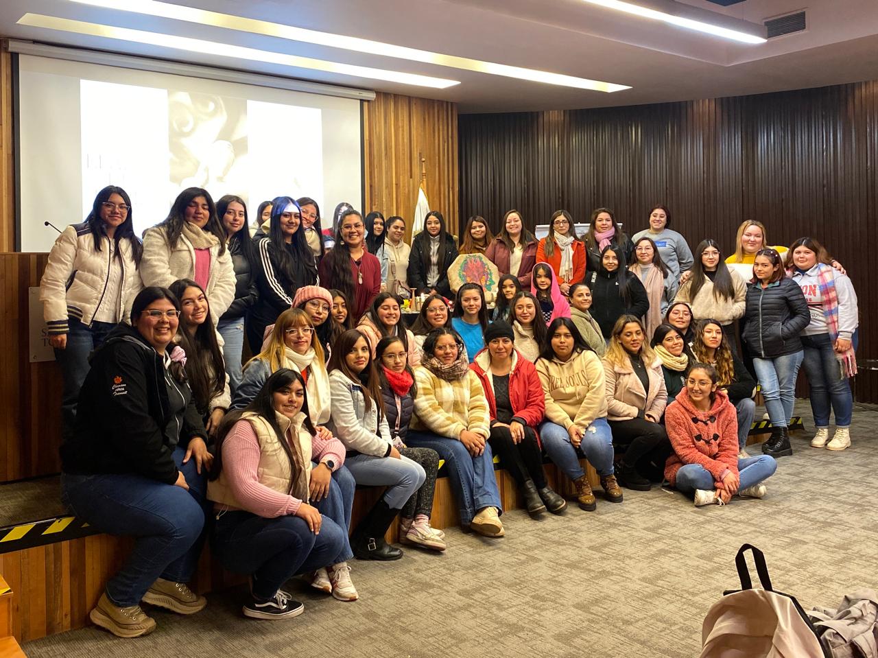 Estudiantes de TEGYN reciben una charla integral sobre el cuidado físico y espiritual en el parto