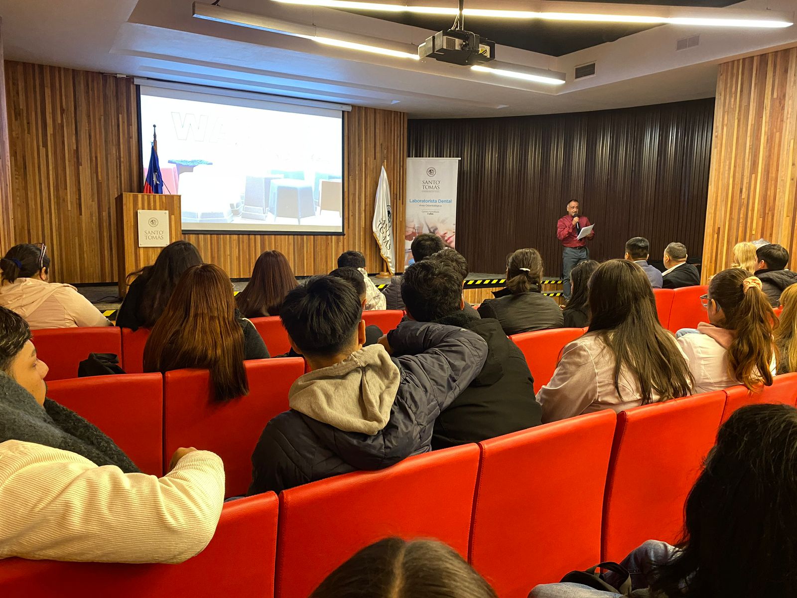 Estudiantes de Laboratorista Dental asisten a una especial charla en la conmemoración de su día