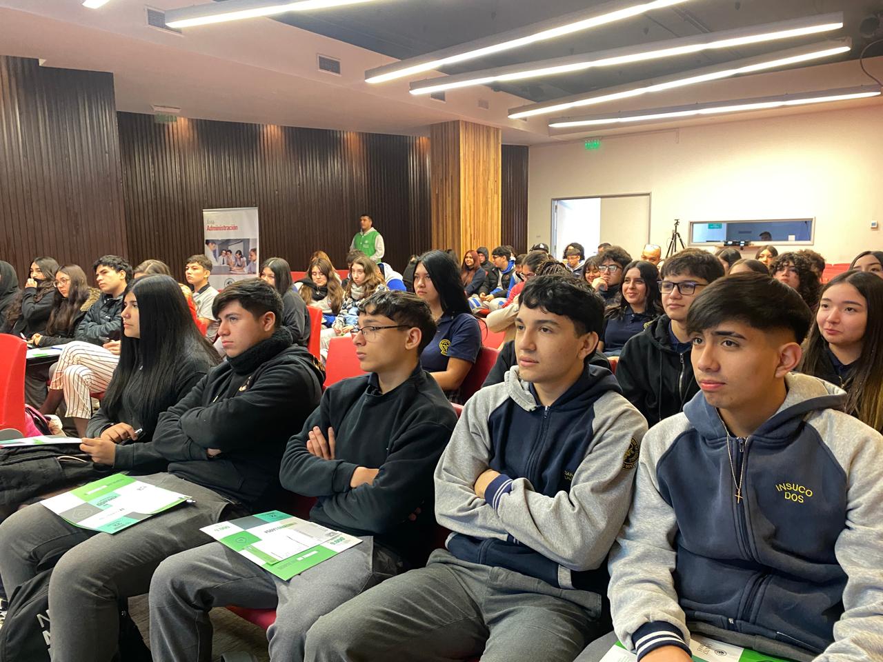 Presentaciones efectivas: Estudiantes de Enseñanza Media asisten a taller preparado por el Área de Administración de la sede Santiago Centro