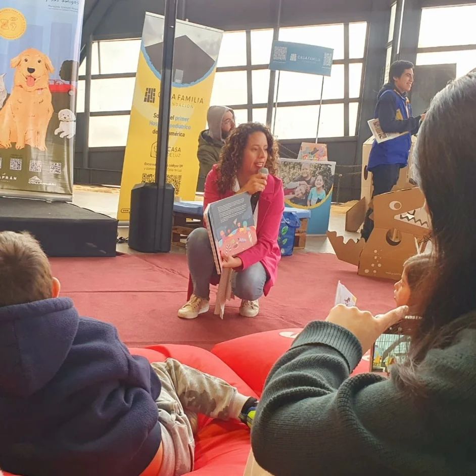 Literatura sin barreras: Académica de la U. Santo Tomás lanza libro infantil inclusivo “Perros increíbles”