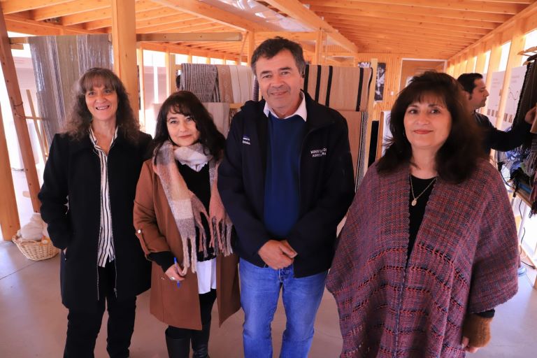 Ministro de Agricultura visitó Centro de Extensión e Interpretación Textil "Tras la hebra de la Oveja Merino" en región de O´Higgins