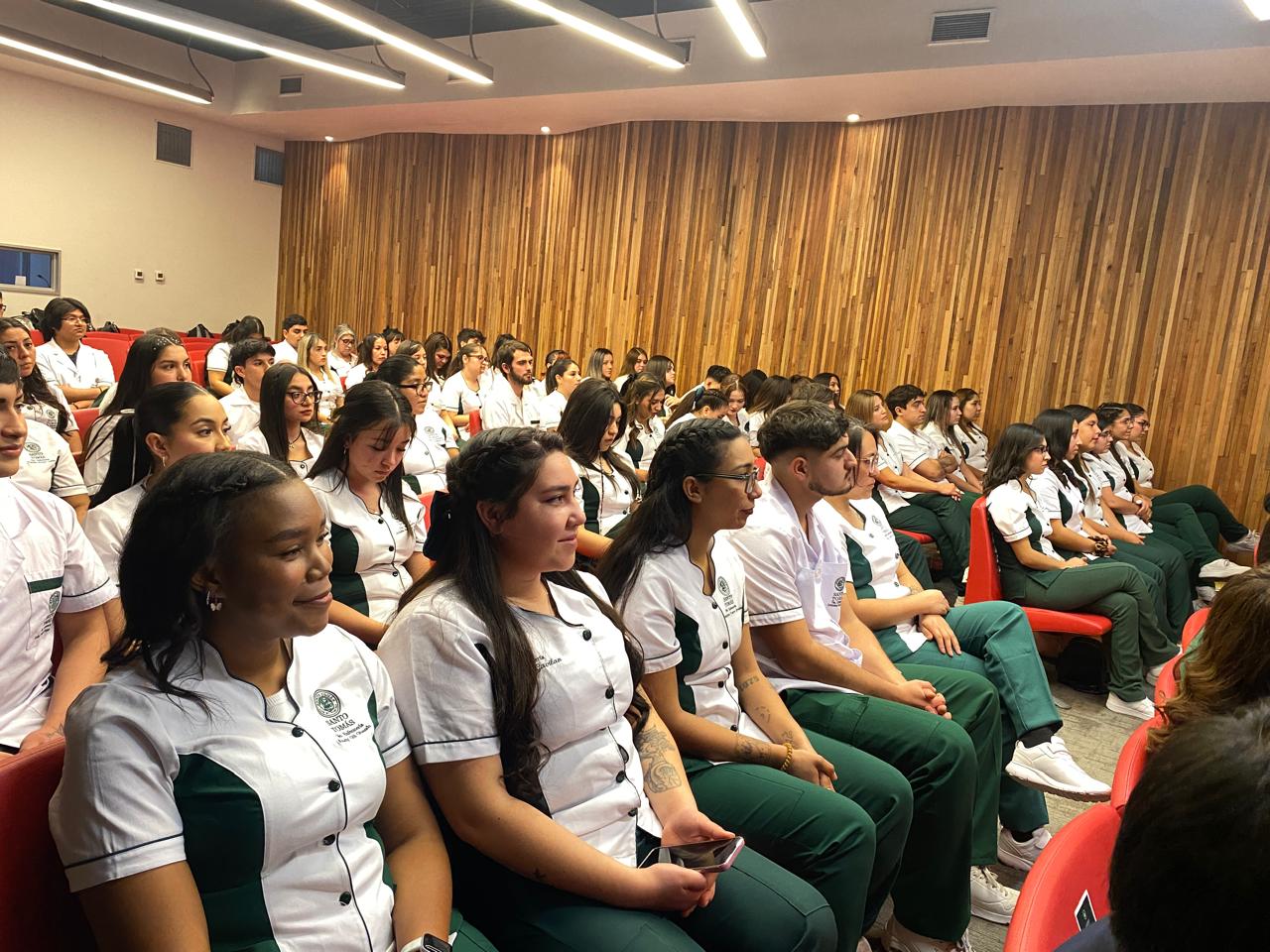 Estudiantes del Área de Salud de la Sede Santiago Centro vivieron sus Ceremonias de Investidura