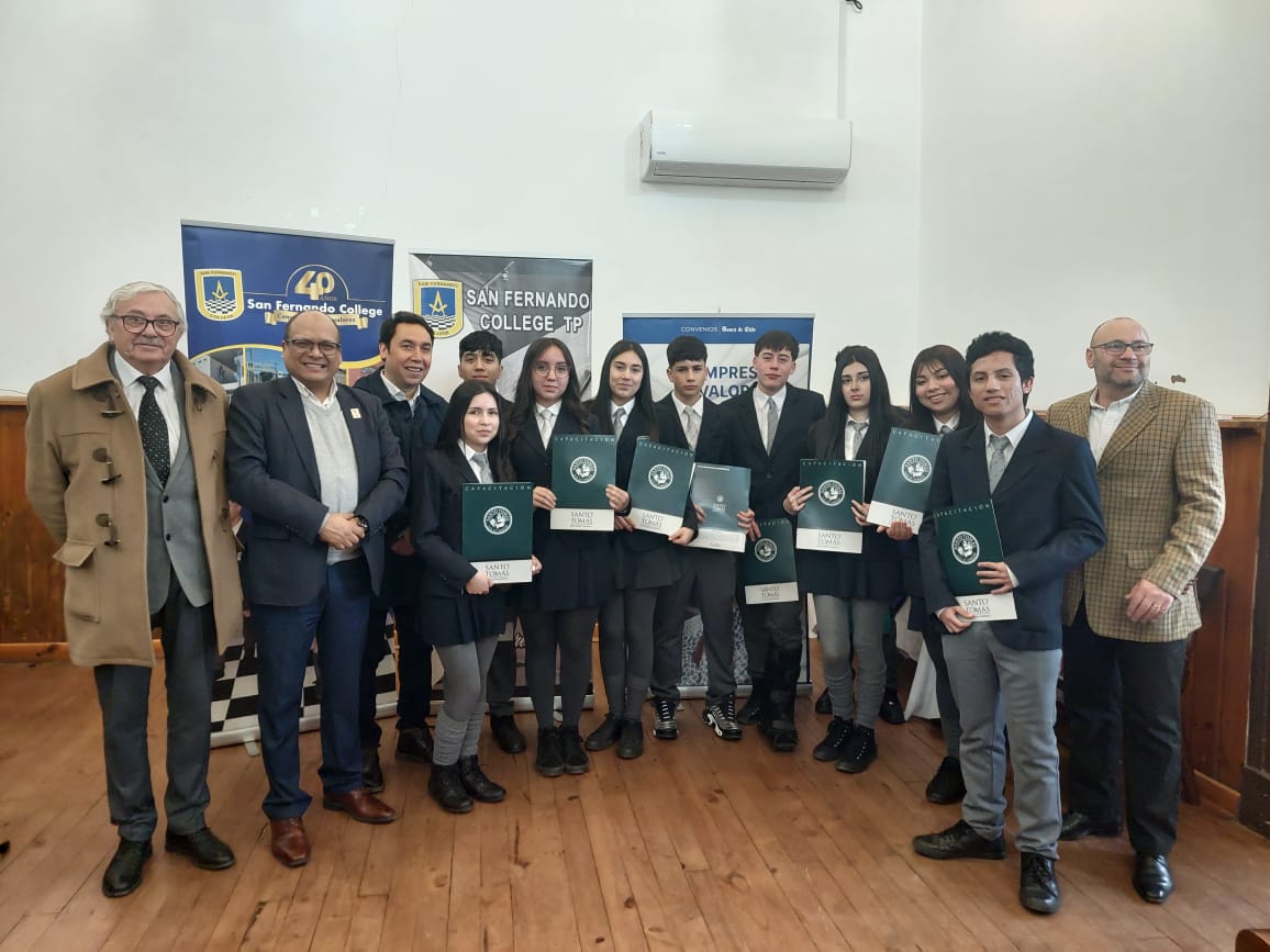 Santo Tomás Educación Continua certifica a estudiantes del San Fernando College