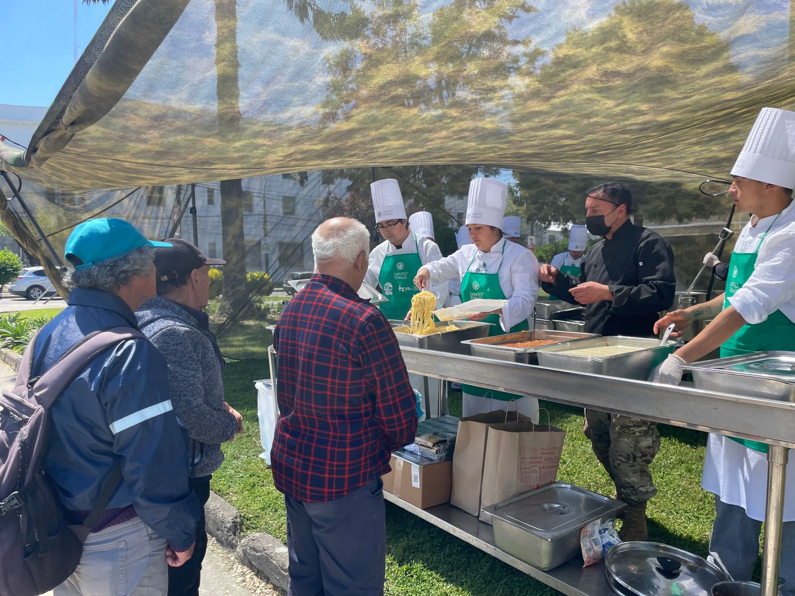 Instituciones Santo Tomás participaron en la Tallarinata Solidaria por los 99 años de la Diócesis de Chillán